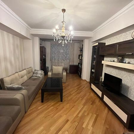 Large Cozy Apartment On Beginning Of Komitas Ave 예레반 외부 사진