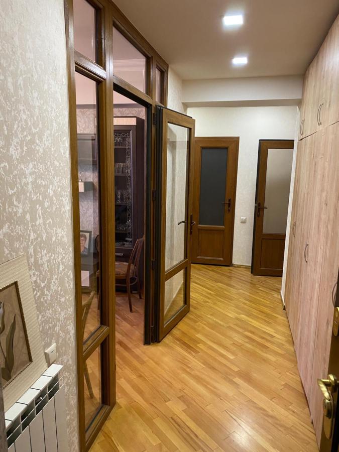 Large Cozy Apartment On Beginning Of Komitas Ave 예레반 외부 사진