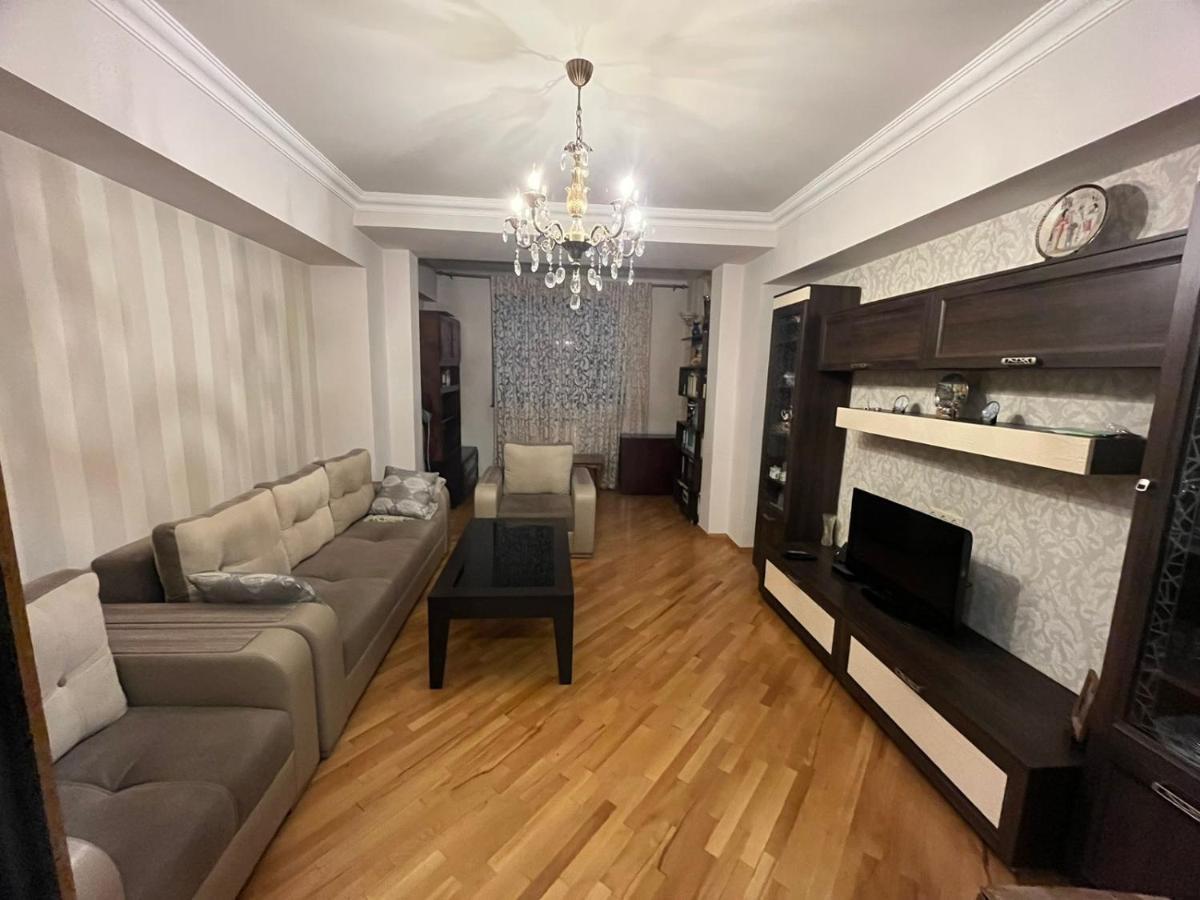 Large Cozy Apartment On Beginning Of Komitas Ave 예레반 외부 사진