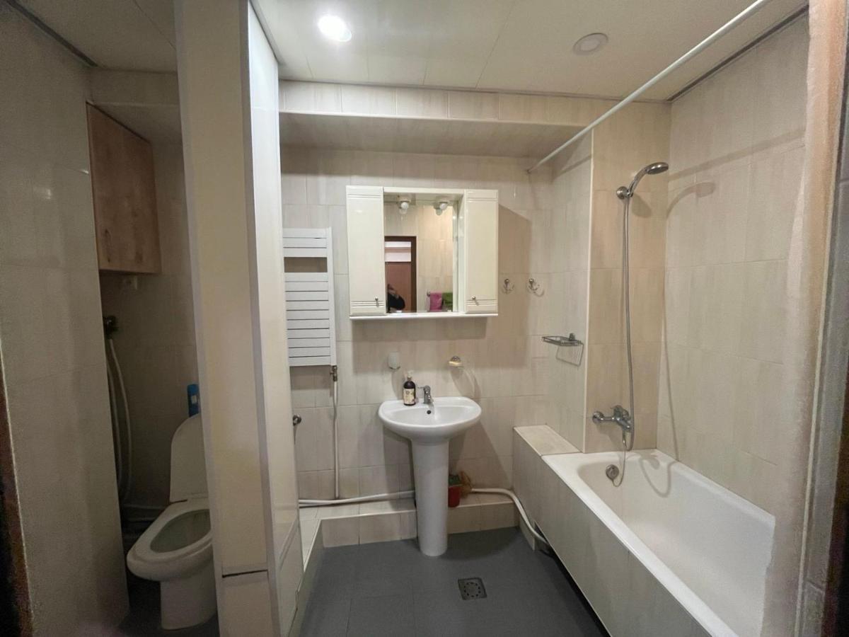 Large Cozy Apartment On Beginning Of Komitas Ave 예레반 외부 사진