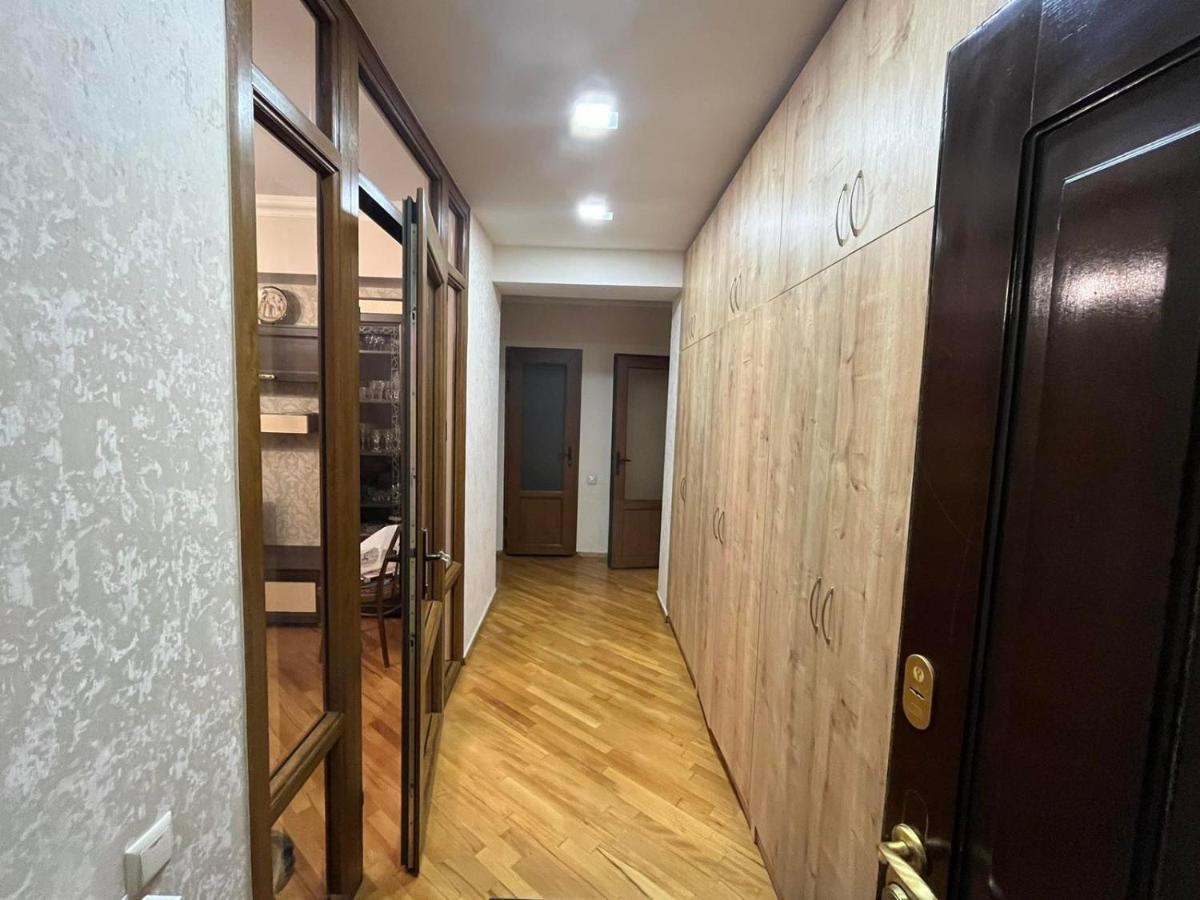 Large Cozy Apartment On Beginning Of Komitas Ave 예레반 외부 사진